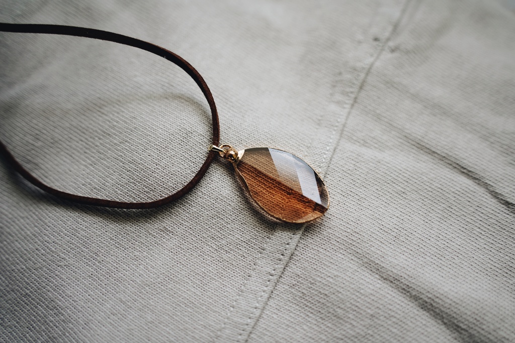 リーフ型ガラスの首飾り