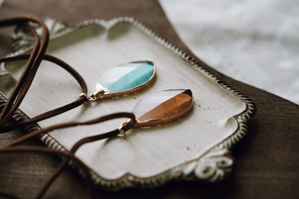 リーフ型ガラスの首飾り