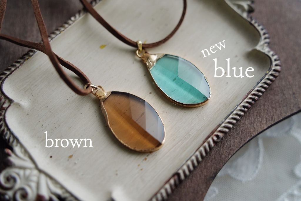 リーフ型ガラスの首飾り