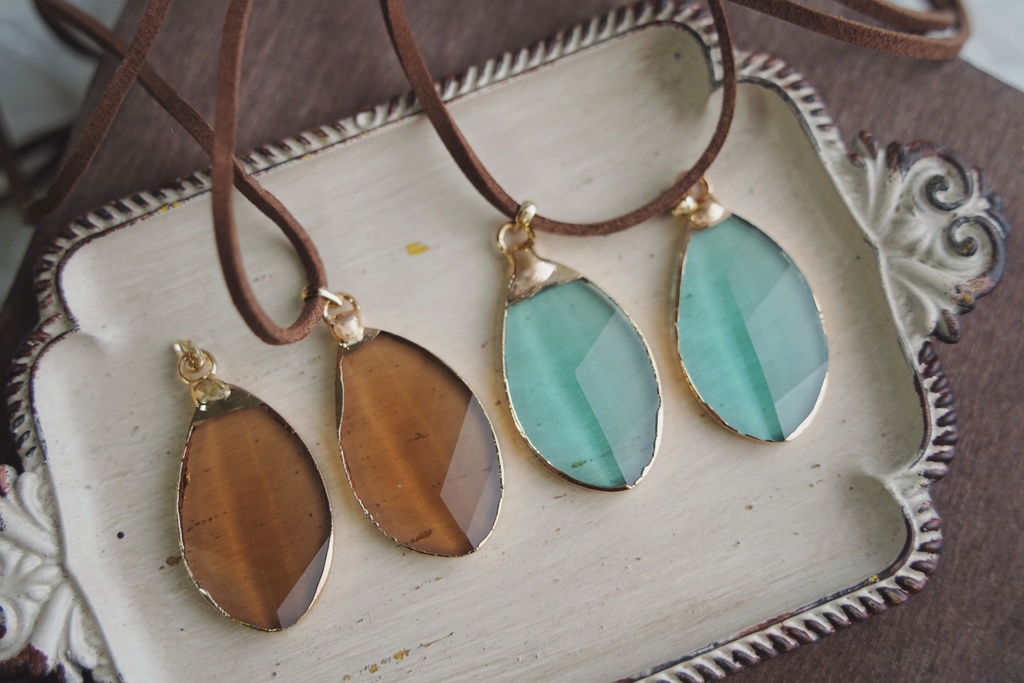 リーフ型ガラスの首飾り