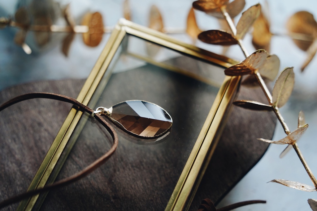 リーフ型ガラスの首飾り