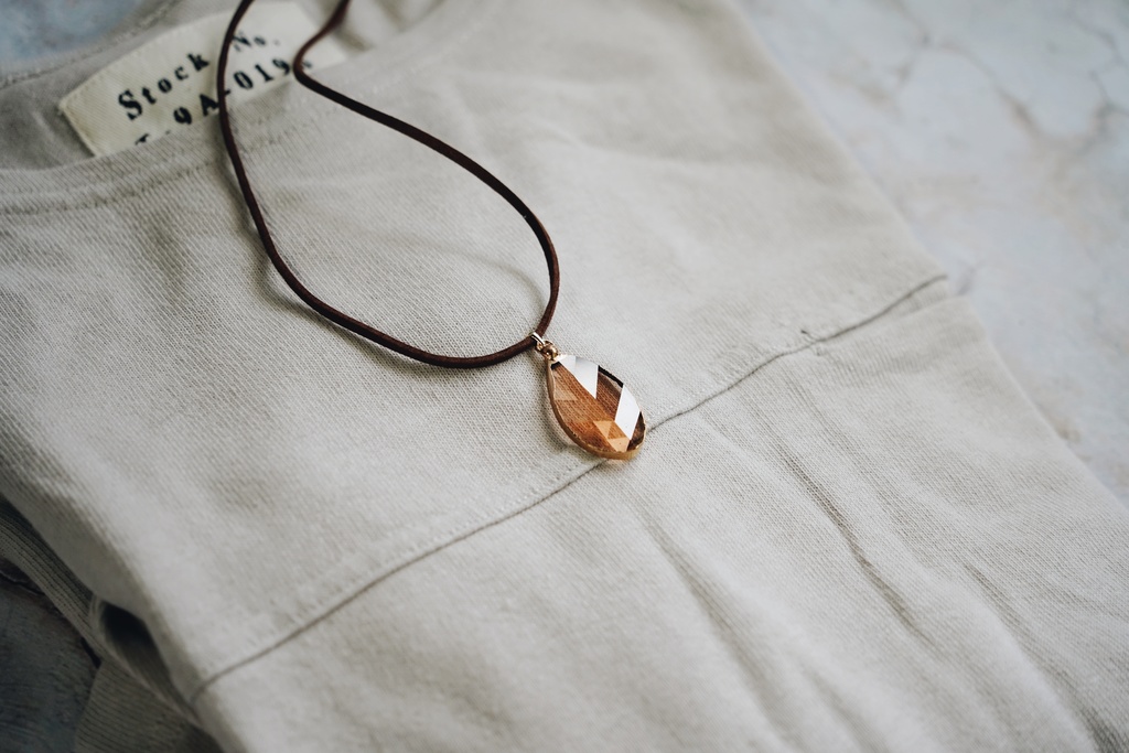 リーフ型ガラスの首飾り