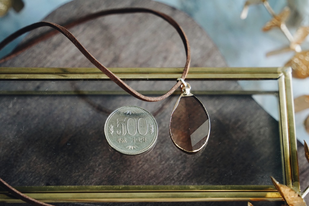 リーフ型ガラスの首飾り