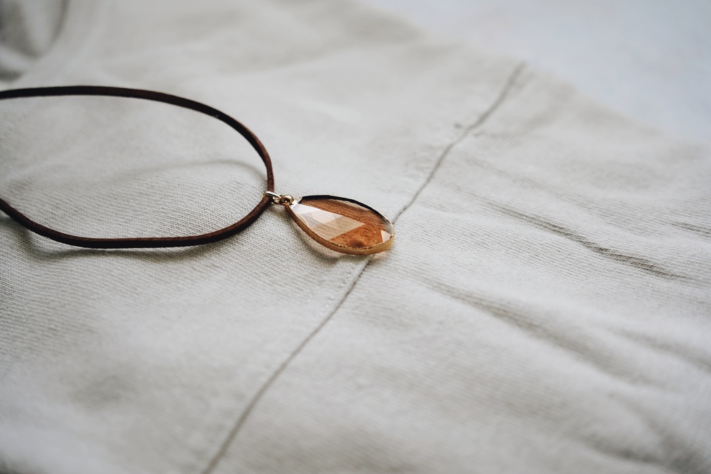 リーフ型ガラスの首飾り