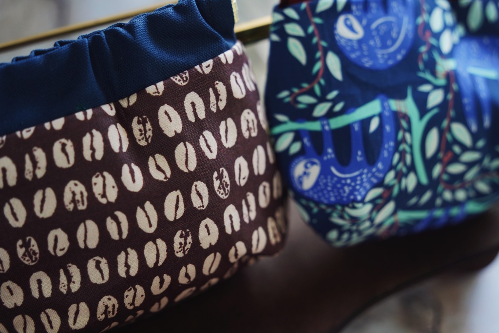 珈琲豆とナマケモノのポーチ