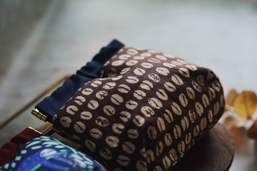 珈琲豆とナマケモノのポーチ