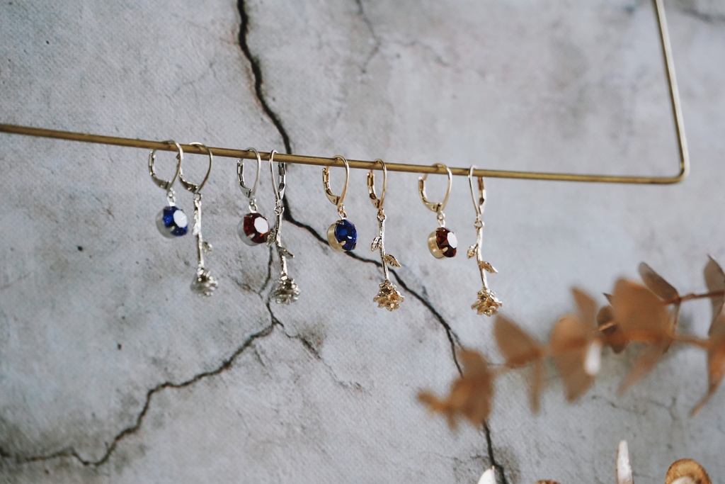 薔薇の耳飾り【左右非対称デザイン】