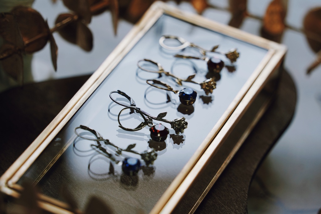 薔薇の耳飾り【左右非対称デザイン】