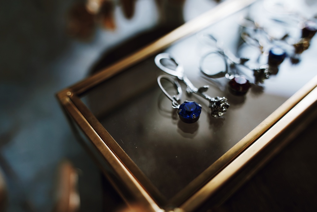 薔薇の耳飾り【左右非対称デザイン】