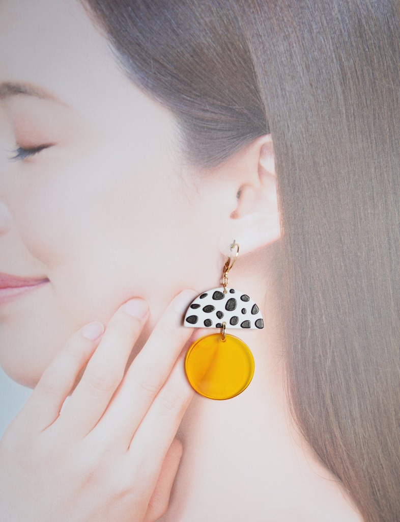 アクリルチャームの大ぶりピアス