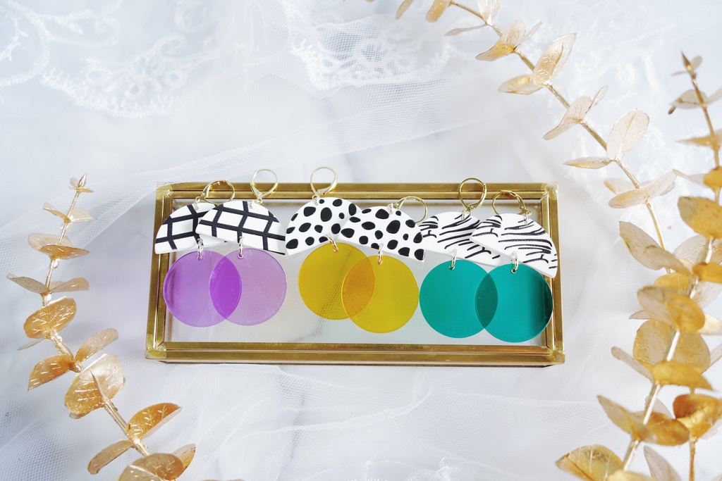 アクリルチャームの大ぶりピアス