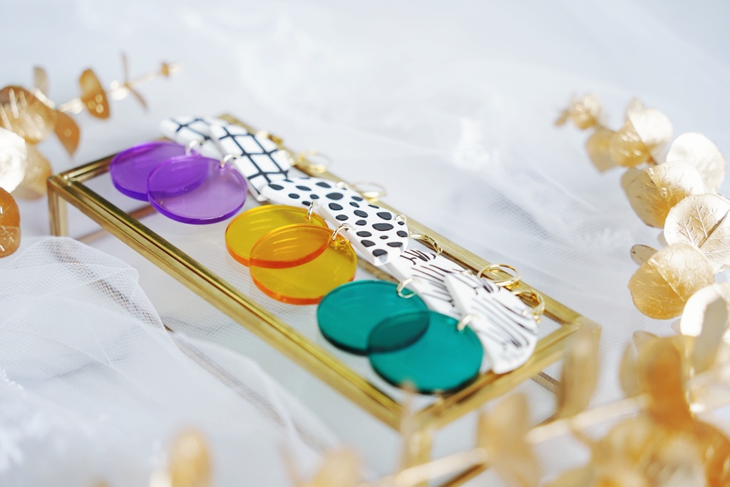 アクリルチャームの大ぶりピアス