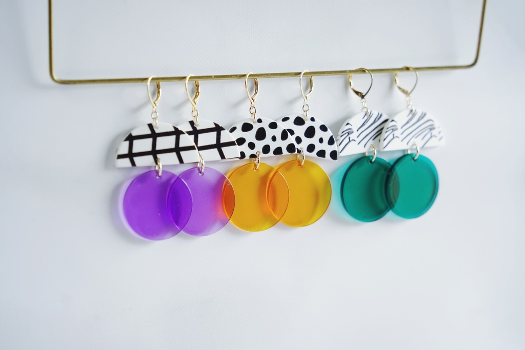 アクリルチャームの大ぶりピアス