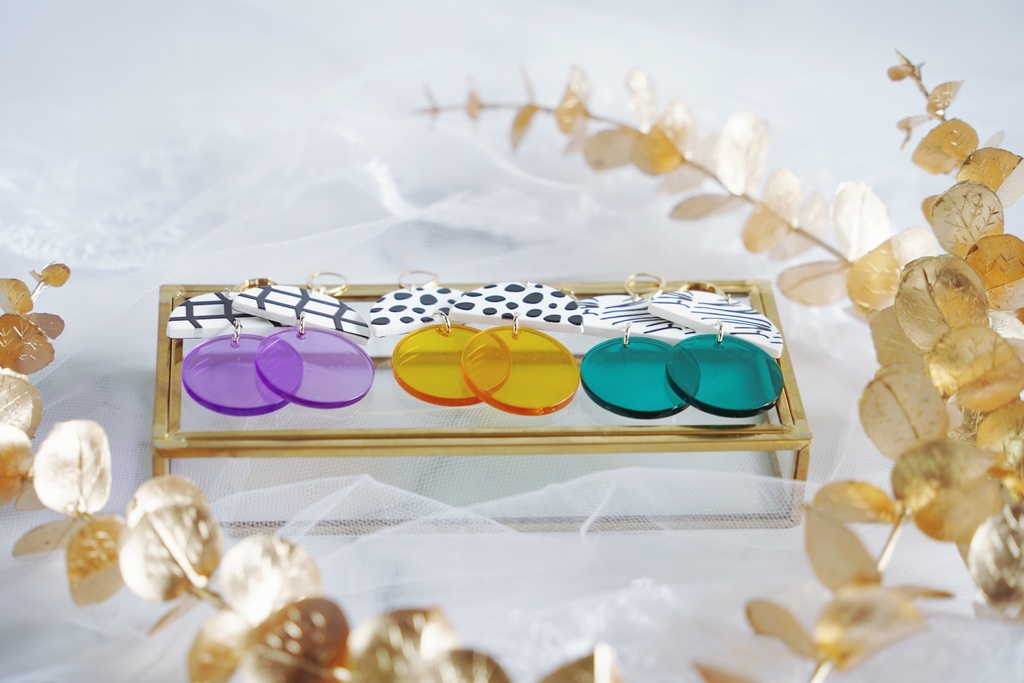 アクリルチャームの大ぶりピアス