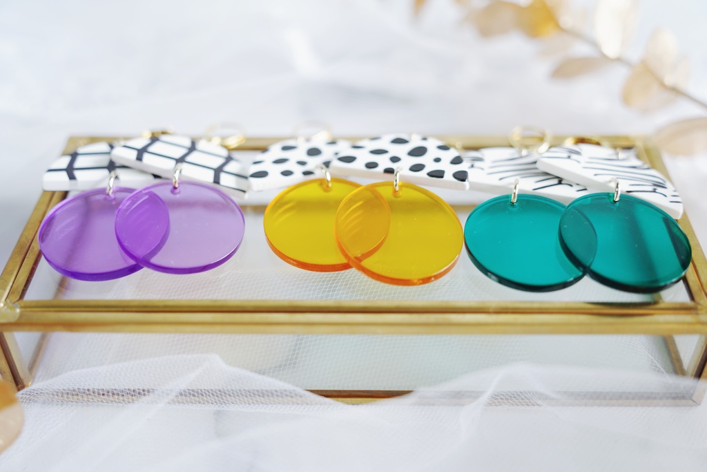 アクリルチャームの大ぶりピアス