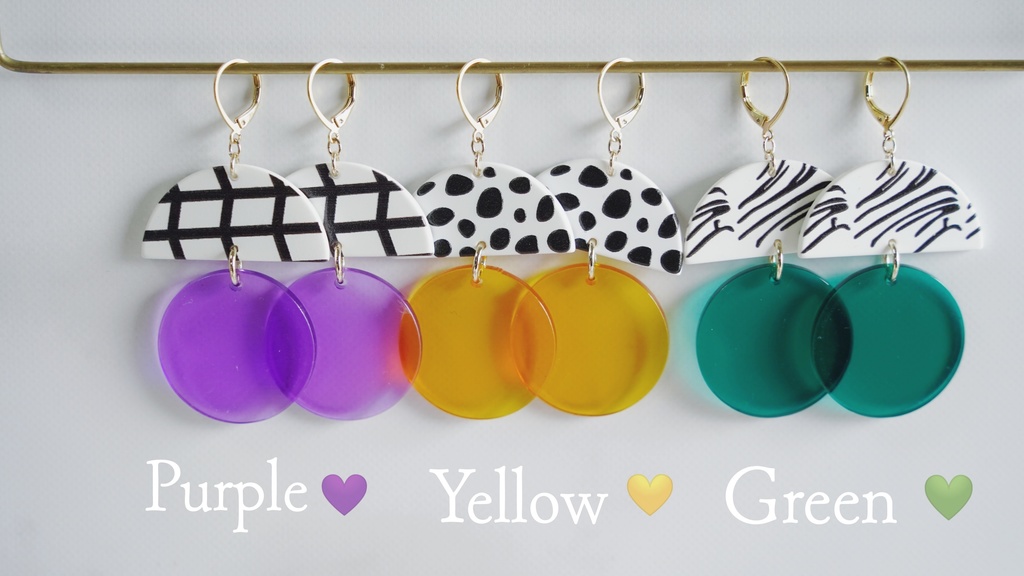 アクリルチャームの大ぶりピアス