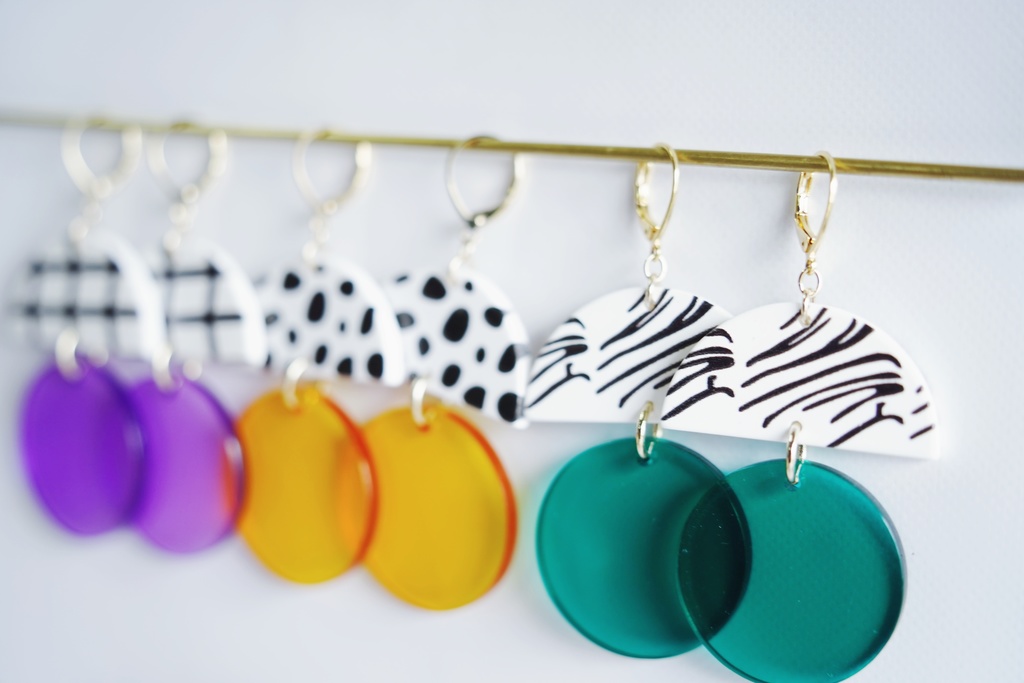 アクリルチャームの大ぶりピアス