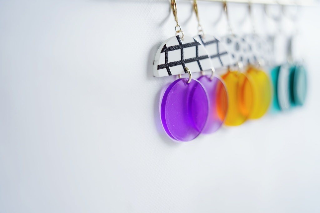 アクリルチャームの大ぶりピアス