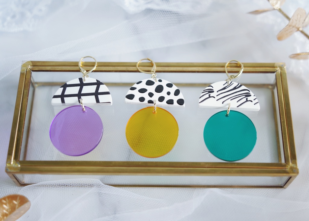 アクリルチャームの大ぶりピアス