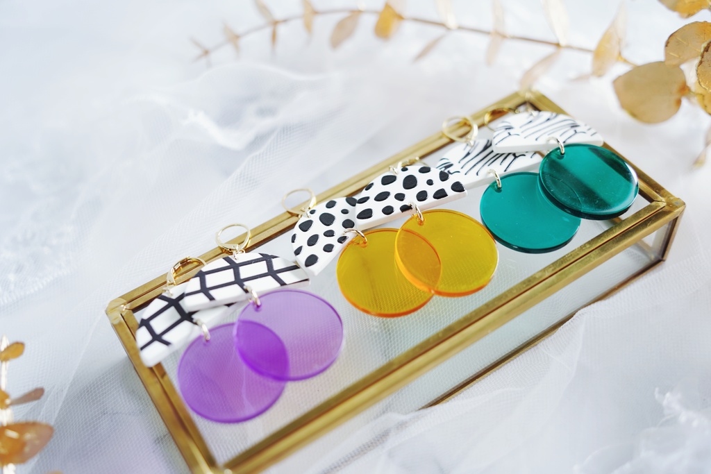 アクリルチャームの大ぶりピアス