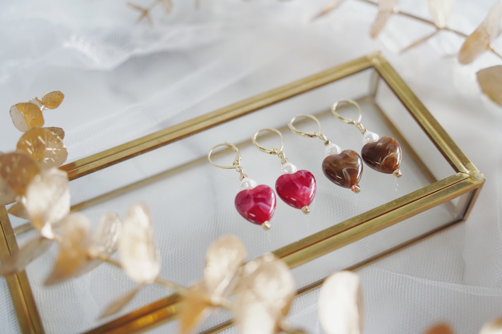 ハート × カフェカラーの耳飾り