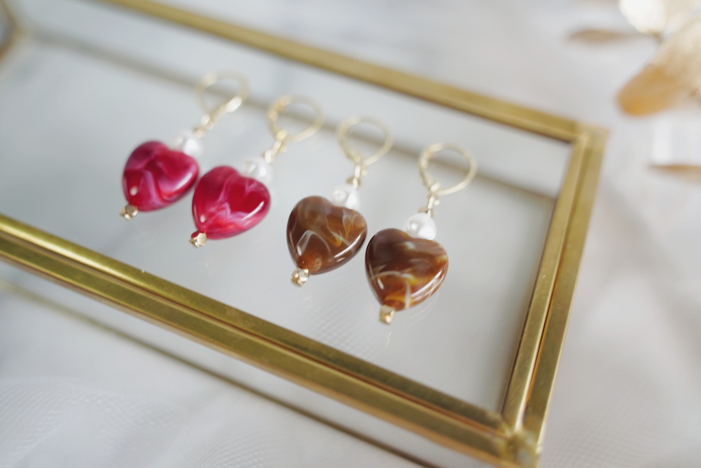 ハート × カフェカラーの耳飾り