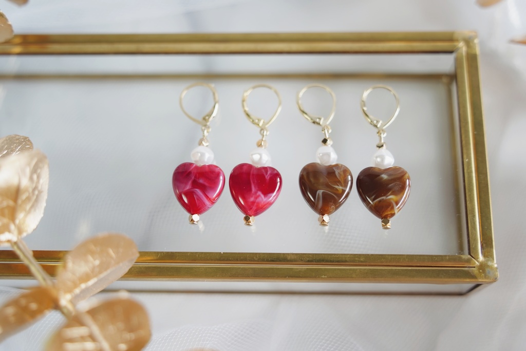 ハート × カフェカラーの耳飾り