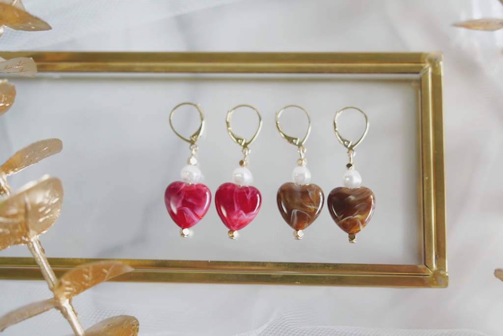 ハート × カフェカラーの耳飾り