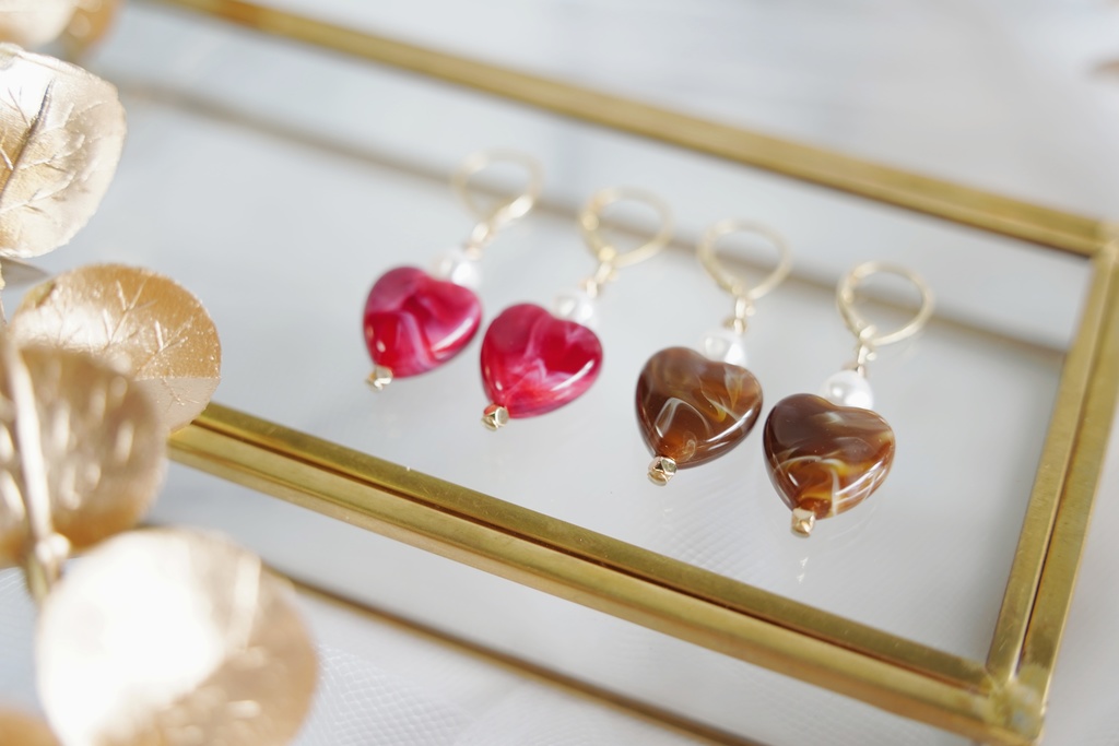 ハート × カフェカラーの耳飾り