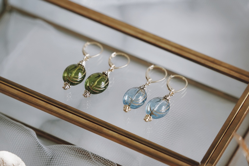 地中海ガラスの耳飾り