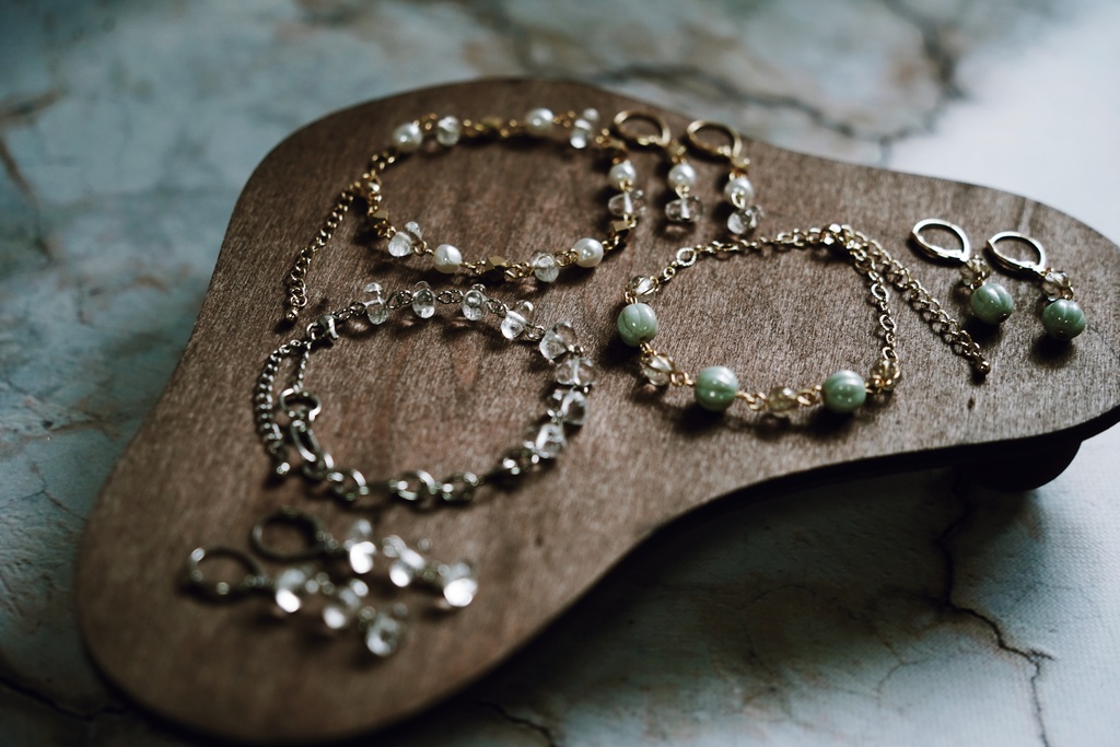 青磁色と金線玉のブレスレット