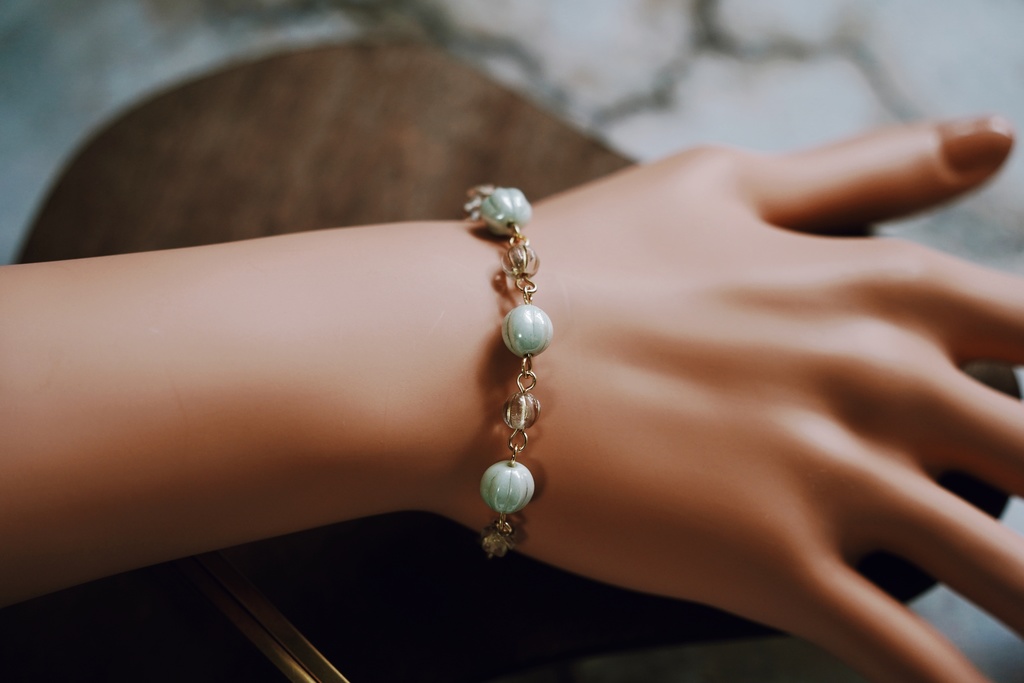 青磁色と金線玉のブレスレット