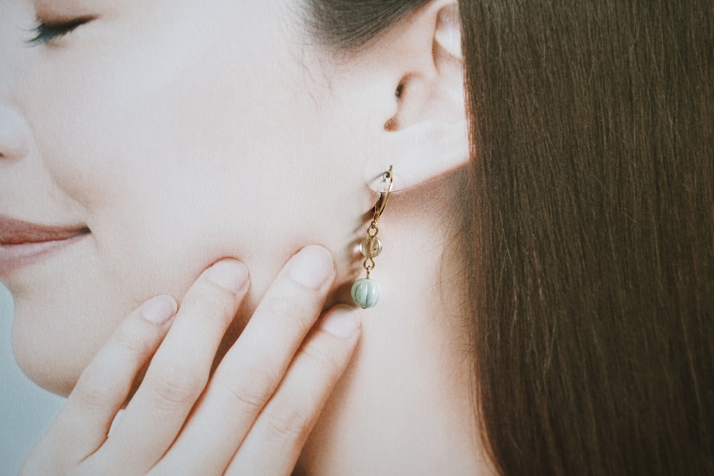 青磁色と金線玉の耳飾り