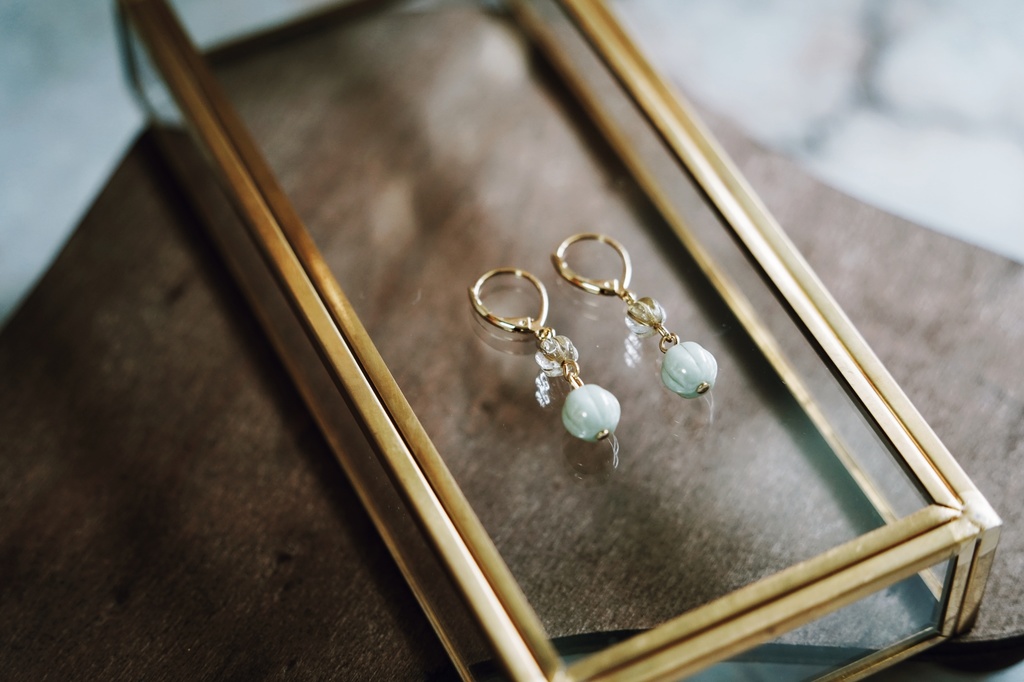 青磁色と金線玉の耳飾り