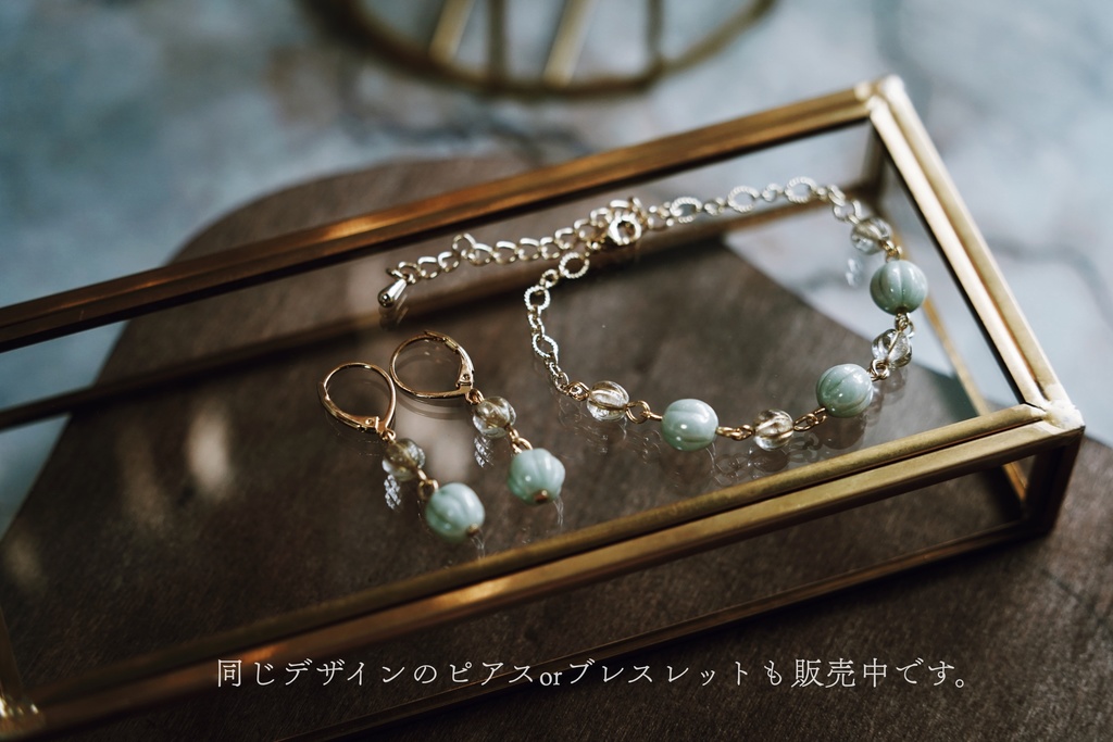 青磁色と金線玉の耳飾り