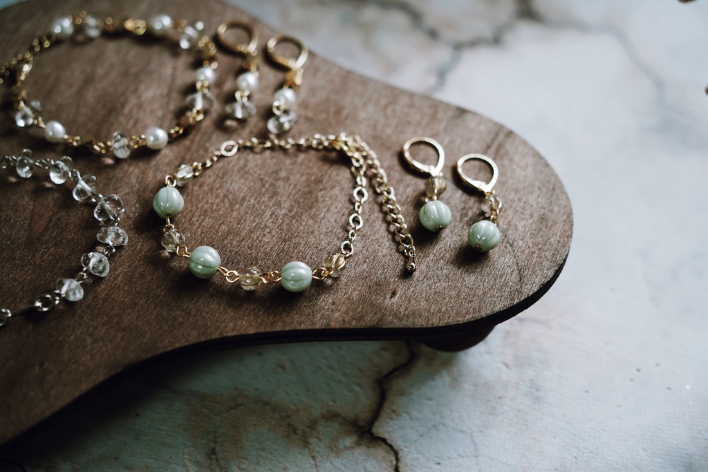 青磁色と金線玉の耳飾り