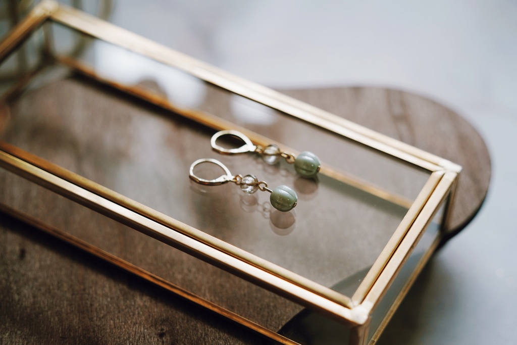 青磁色と金線玉の耳飾り