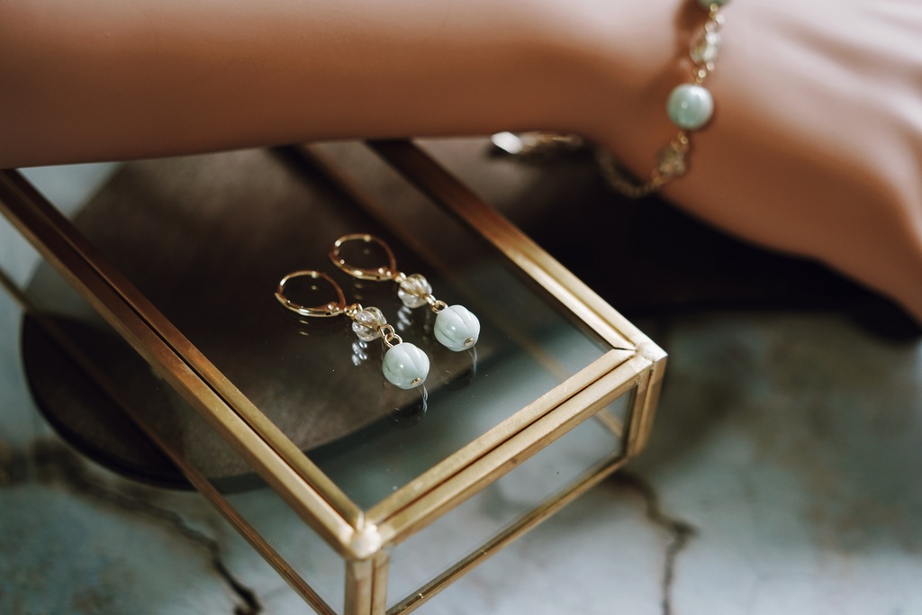 青磁色と金線玉の耳飾り