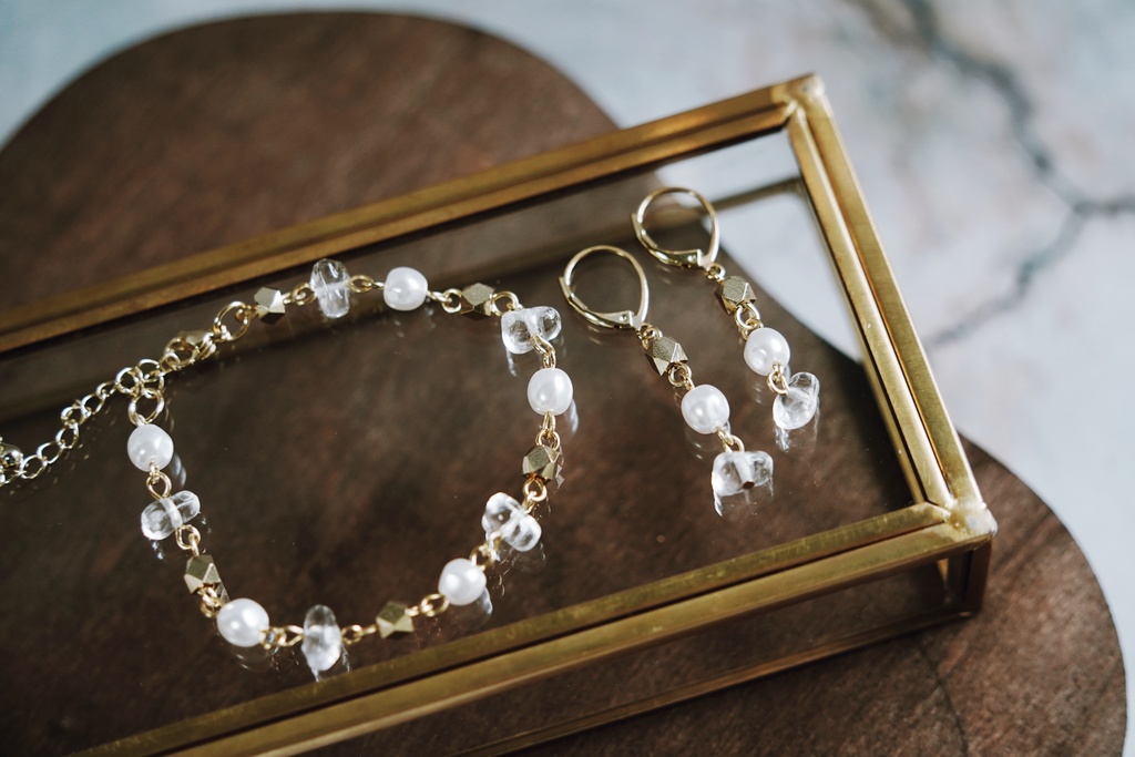 パールとさざれの耳飾り