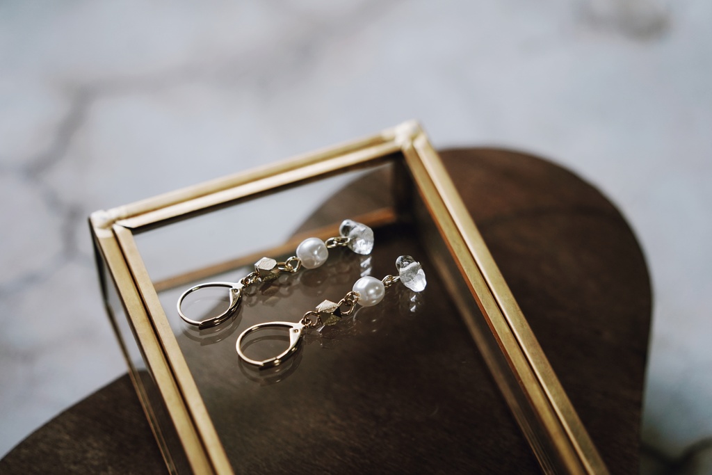 パールとさざれの耳飾り