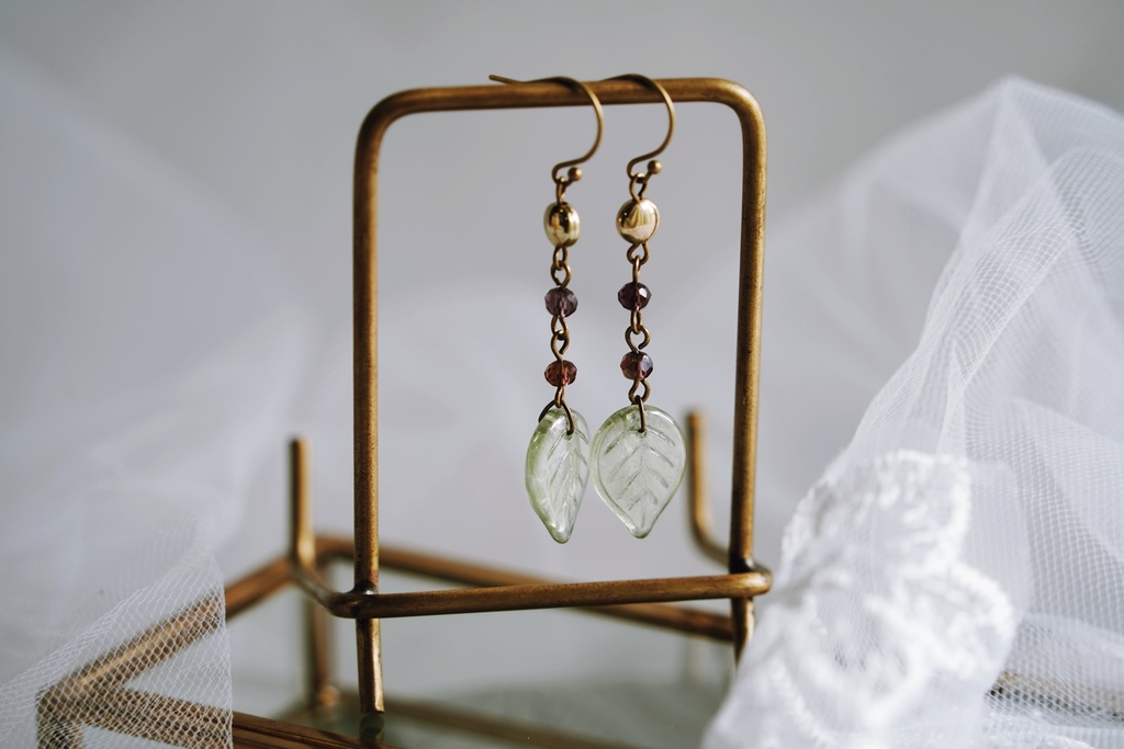 葡萄色の耳飾り