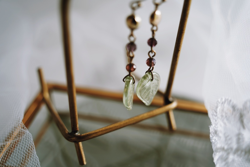 葡萄色の耳飾り