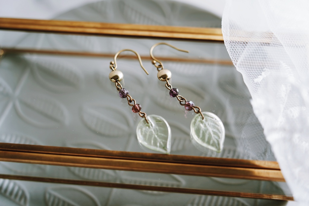 葡萄色の耳飾り