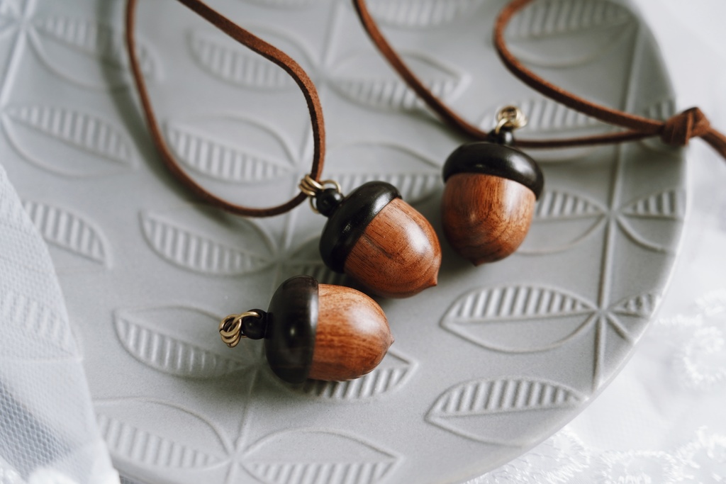 どんぐりの首飾り