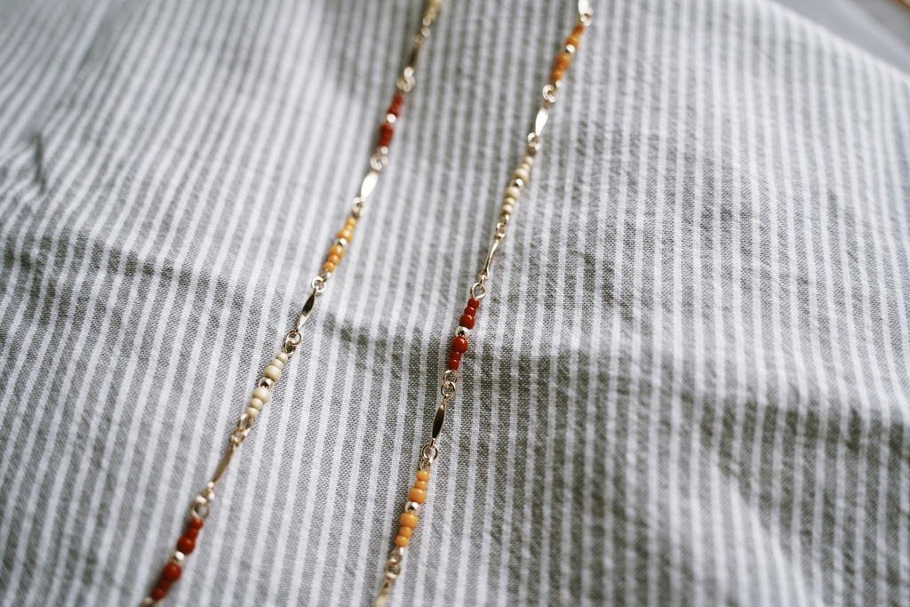 スパイスカラーのロングネックレス