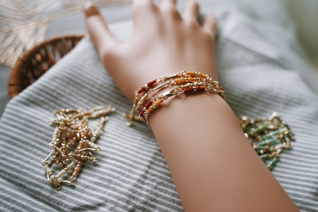 スパイスカラーのロングネックレス