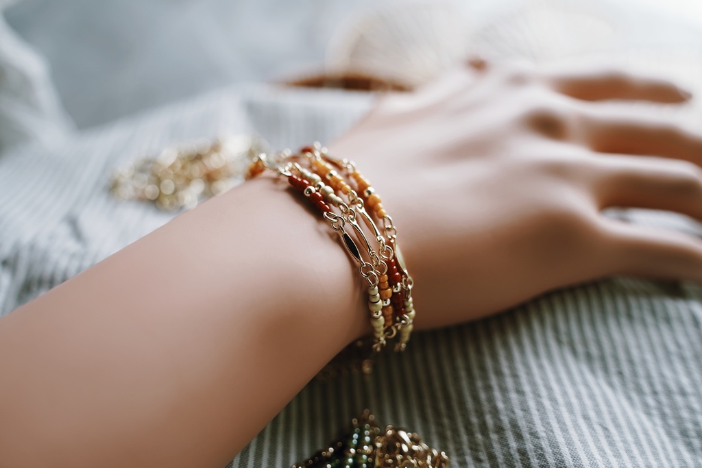 スパイスカラーのロングネックレス