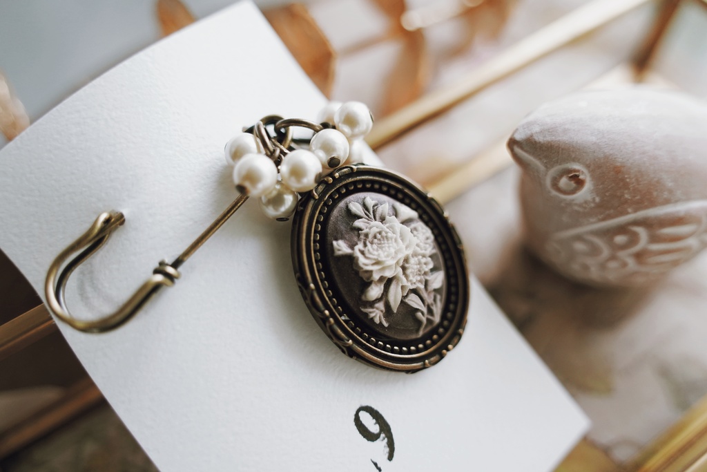 ローズカメオのアンティークピン