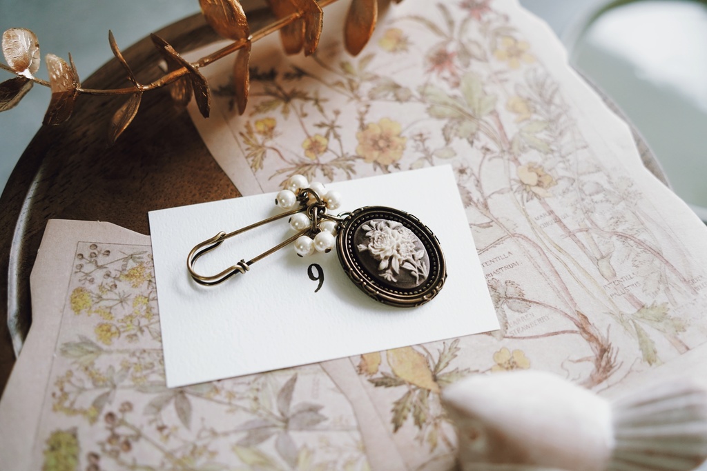 ローズカメオのアンティークピン