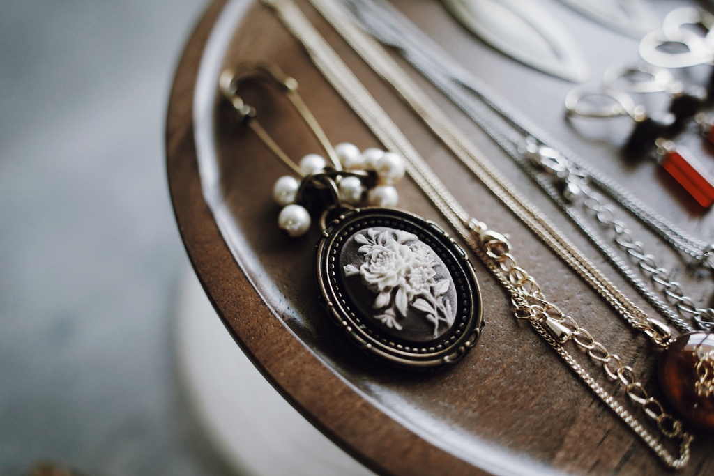 ローズカメオのアンティークピン